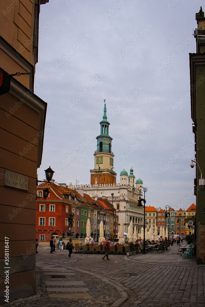 Fototapeta premium Poznan, Poland - May 05, 2015: People Walk In The Central Square Of The Old Town Near The Town Hall