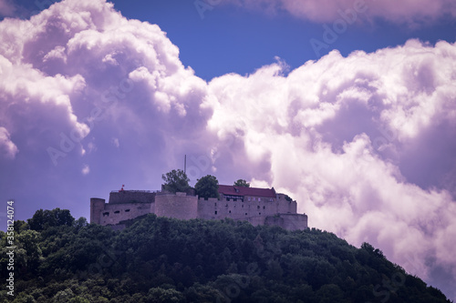 Burg mit Wolken im Hintergrund
