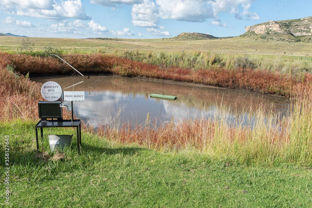 Obraz premium Golf putting hole floating in a dam at Uithoek