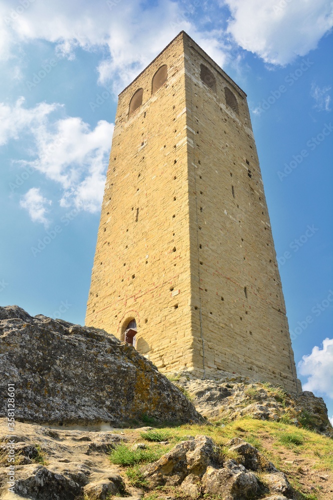 San Leo, Torre Civica.

La torre romanica del XII secolo, situata nello splendido villaggio di San Leo, funge da campanile per la cattedrale anche se è separata da essa.