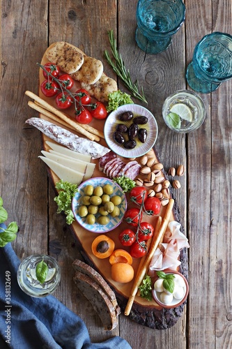 Foto Mediterranean appetizers platter