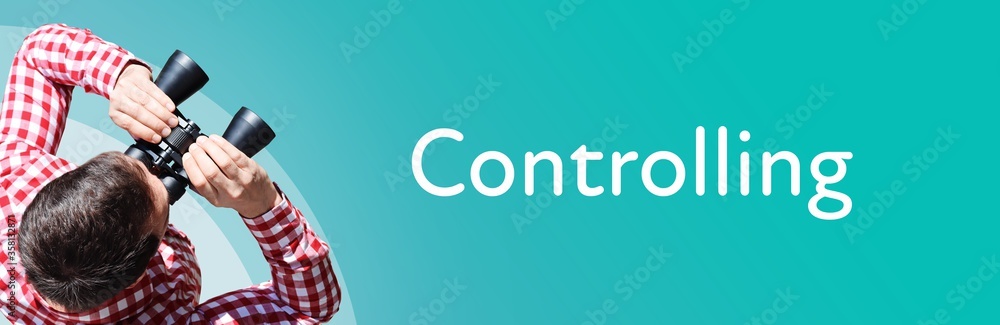 Fototapeta premium Controlling. Mann mit Fernglas aus Vogelperspektive. Beobachtung, Draufsicht, Panorama. Business Text auf blau. Statistik, Wirtschaft