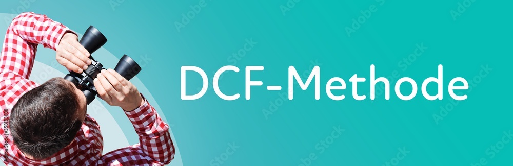 Naklejka premium DCF-Methode. Mann mit Fernglas aus Vogelperspektive. Beobachtung, Draufsicht, Panorama. Business Text auf blau. Statistik, Wirtschaft