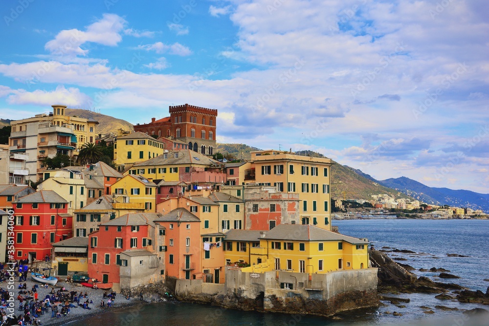 Boccadasse, uno dei villaggi di pescatori `urbani` di Genova. Con la sua atmosfera di altri tempi, è uno dei luoghi preferiti della città sia per i locali che per i turisti.