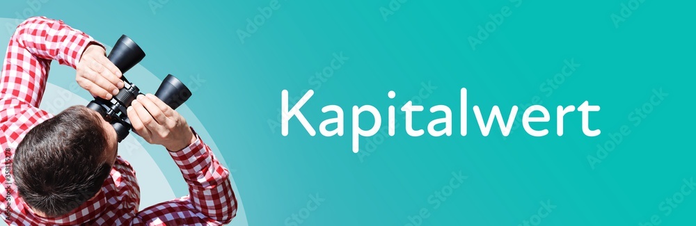 Fototapeta premium Kapitalwert. Mann mit Fernglas aus Vogelperspektive. Beobachtung, Draufsicht, Panorama. Business Text auf blau. Statistik, Wirtschaft