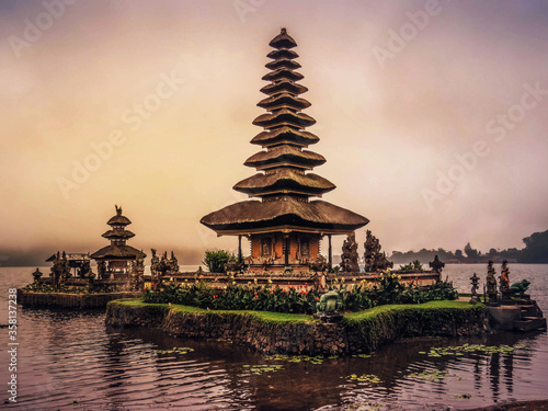 Temple sur l'eau coucher de soleil Bali