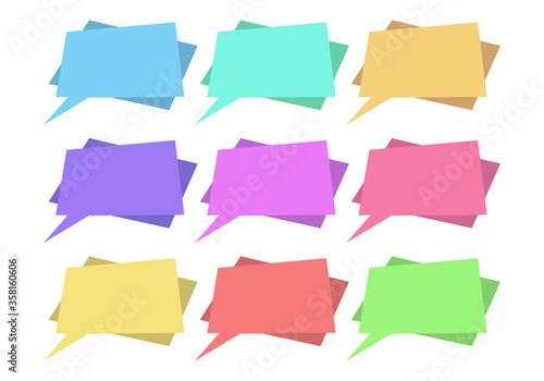 Bocadillos multicolor en fondo blanco.