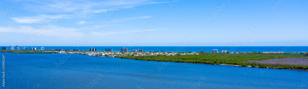 A wide shot of Jensen Beach Ocean and Horizon in Florida on a sunny day