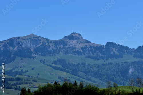 Fototapeta Naklejka Na Ścianę i Meble -  Bergpanorama aus dem Appenzellerland in der Schweiz 7.5.2020