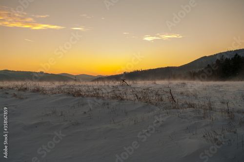 zimowy wschód słońca © Marcin