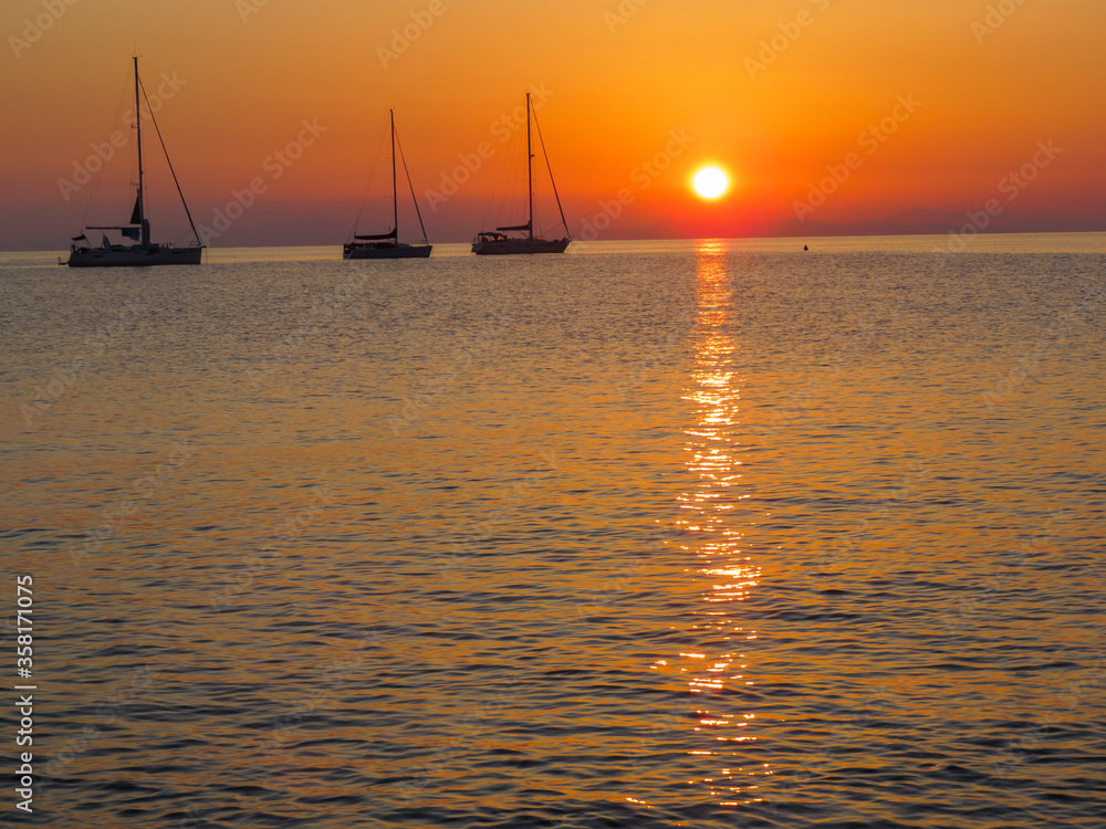 Drei Fischerboote im Sonnenaufgang