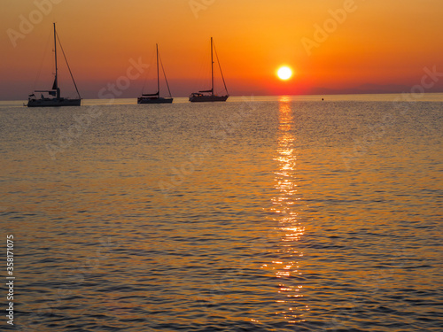 Drei Fischerboote im Sonnenaufgang