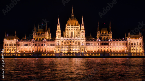 Budapest Parlaiment at night © Nikolett