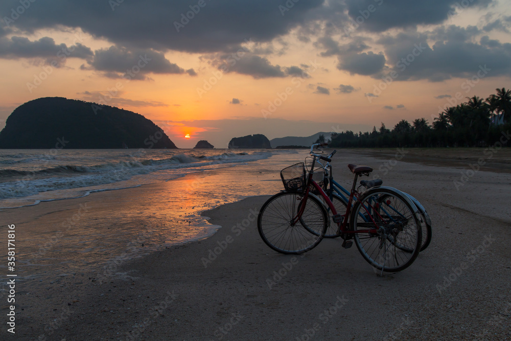 Obraz premium silhouette of bicycle at beach, bicycles on beach sunset or sunrise