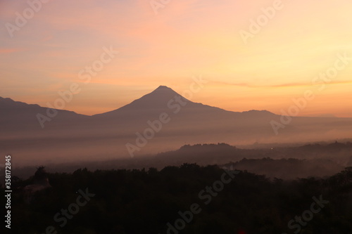 Lever de soleil sur la montagne à Yogyakarta, Indonésie