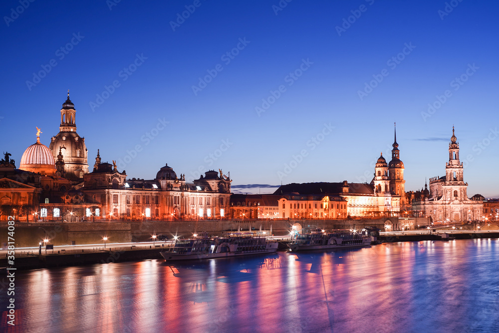 Obraz premium The old town of Dresden in Germany by night 