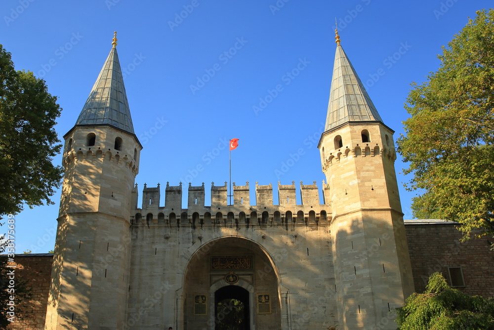 Topkapi Palace, Istanbul
Approximately four hundred years of empire administration, and art was used as a training center. (Year: 1478)