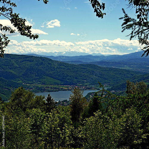 Widok z Hrobaczej Łąki na Tatry, Beskidy i Jezioro Międzybrodzkie