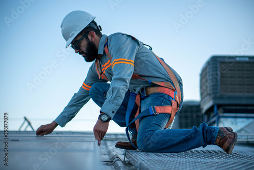 Trabajador revisando paneles solares