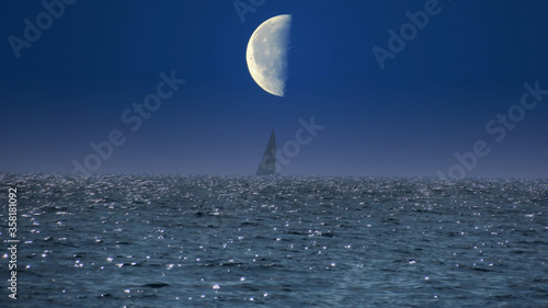 Meer, Mond und ein Segelboot