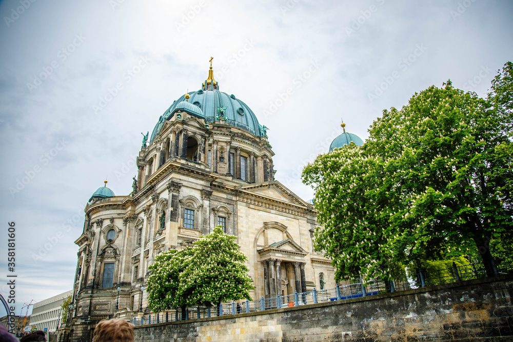 Obraz premium Tourist boat on the river Spree at the cathedral of Berlin, Germany