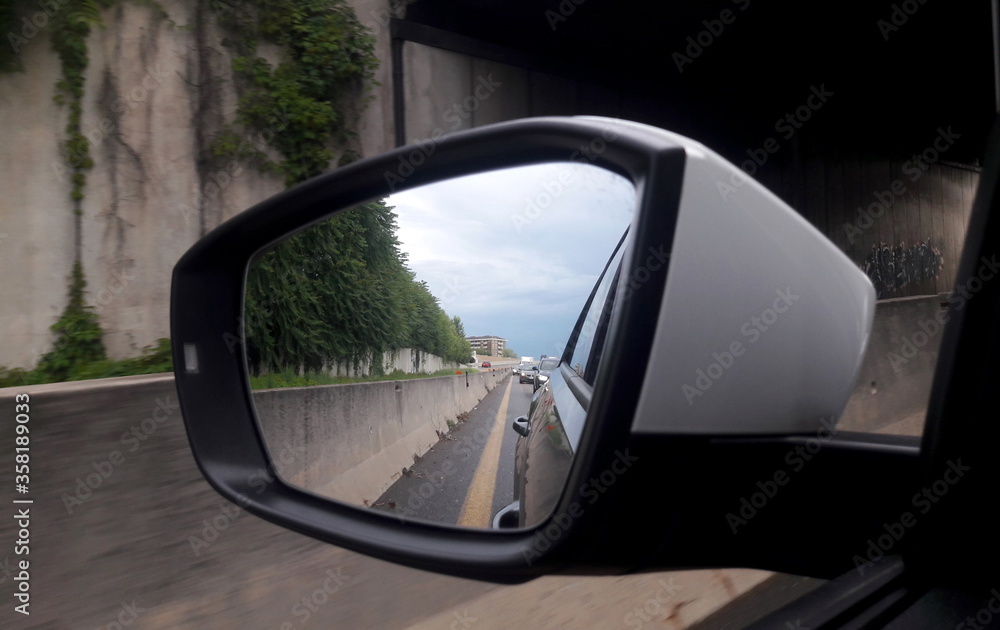 Specchio retrovisore dell'auto - partire per un lungo viaggio