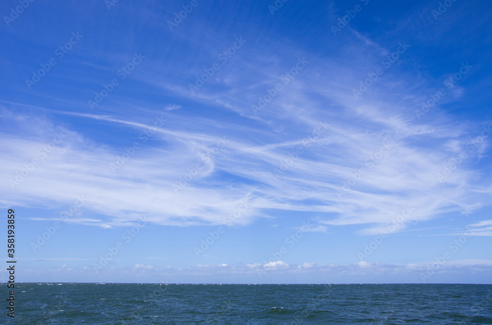 Himmelspanorama mit Zirrus-Wolken