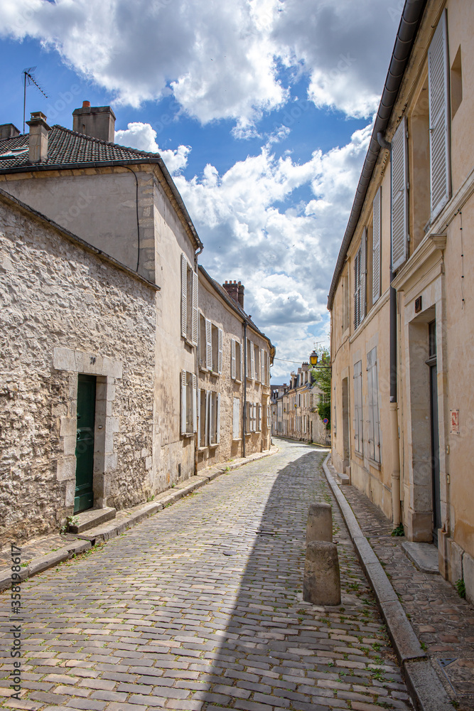 Obraz premium Senlis, rues étroites et environnement architectural médieval