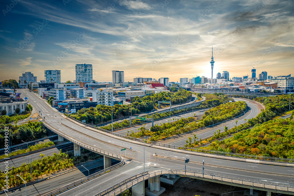 Fototapeta premium Auckland Skyline Motorway No Traffic Lockdown Covid-19