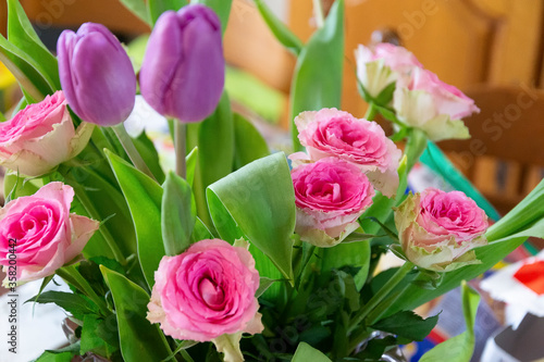 photo d un bouquet de fleurs compos   de tulipe mauve et de rose fuchsia avec leur feuillage vert