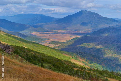 秋の尾瀬 小至仏山とオヤマ沢田代の中間点から燧ヶ岳方面眺望