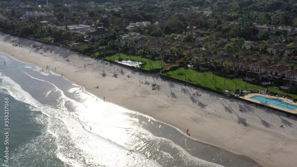 imagem aérea da praia de Juquehy, litoral Norte de São Paulo. Praia vazia com águas limpas e calmas. 