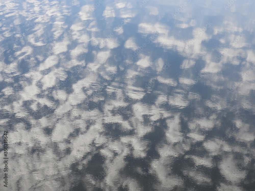 水面にうろこ雲 水面にうろこ雲