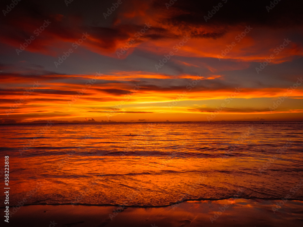Obraz premium Sunrise at the beach in Katsuura. Hebara Beach is famous as being the first place where the sun can been seen rising in Japan. It is a stunning thing to see.