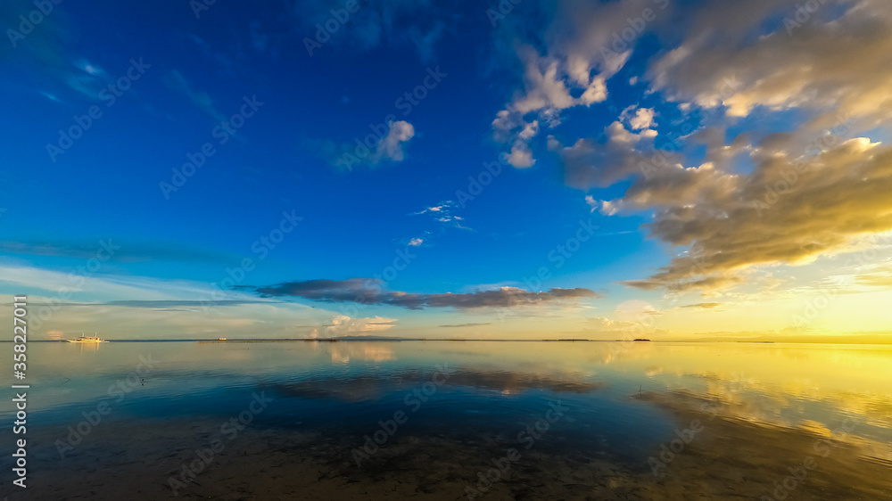 Fototapeta premium beautiful sunset with mirror water