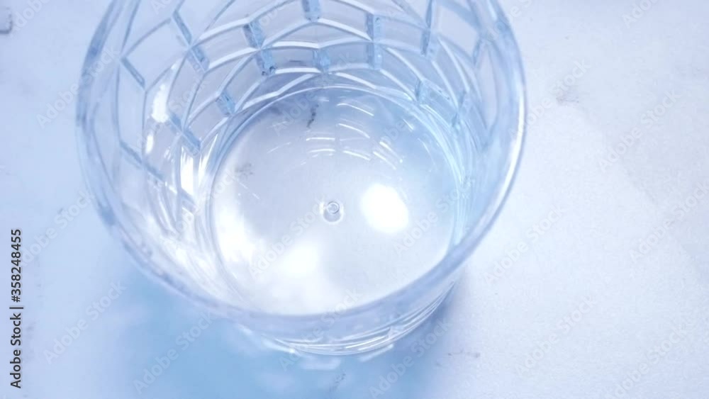 グラスに入った水。 グラスに入った水。