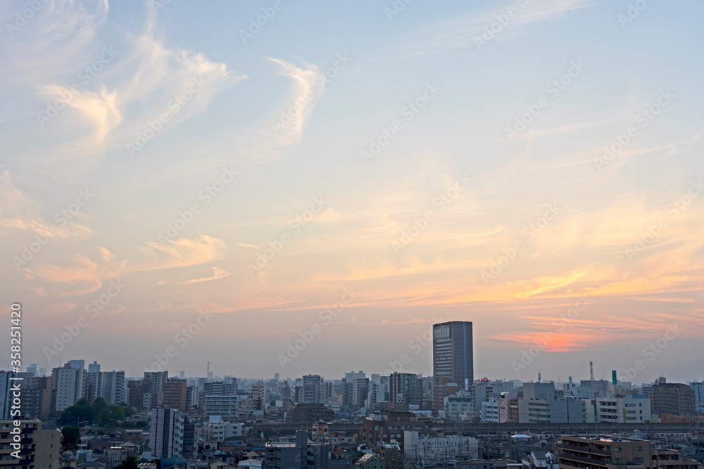 変わった雲と街