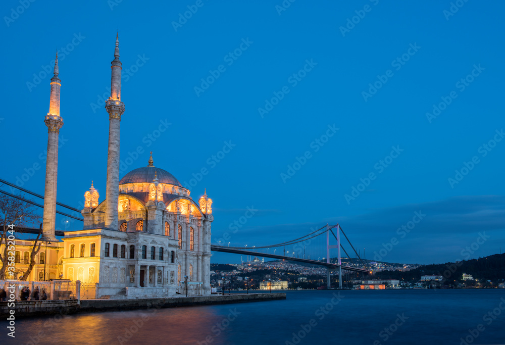 Fototapeta premium Ortakoy Mosque and Bosphorus Bridge in Istanbul.