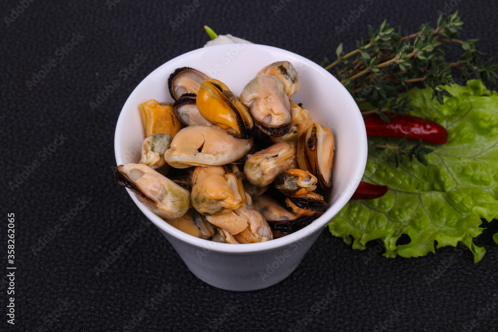 Pickled mussels in the bowl served pepper, garlic and salad Pickled mussels in the bowl served pepper, garlic and salad