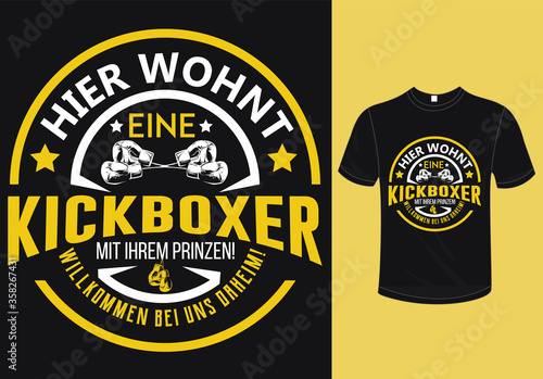 Hier Wohnt Kickboxer Mit ihem prinzen willkommen beiuns daheime t-shirt
