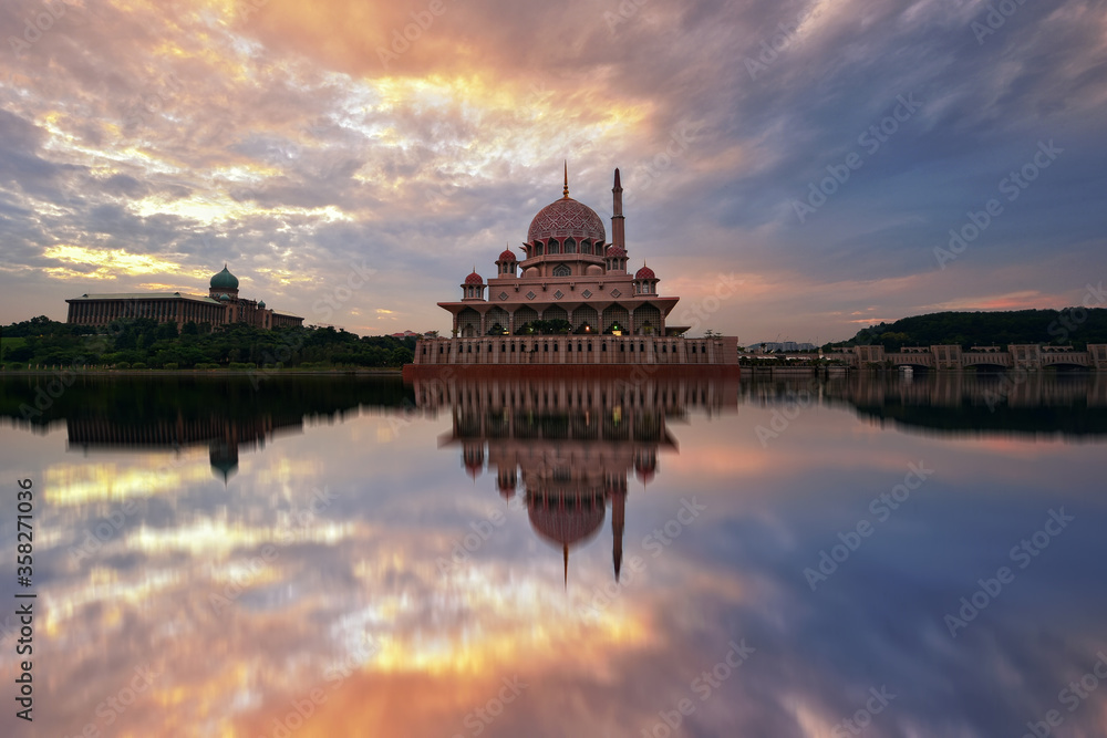 Obraz premium View of Putrajaya mosque at sunset
