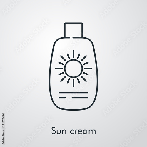 Concepto vacaciones de verano. Icono plano lineal botella de crema solar en fondo gris