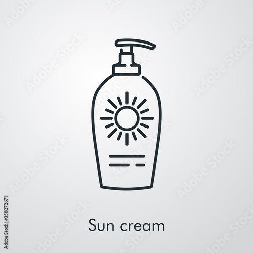 Concepto vacaciones de verano. Icono plano lineal dispensador de crema solar en fondo gris