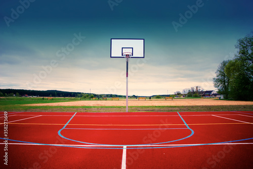 Puste boisko do koszykówki