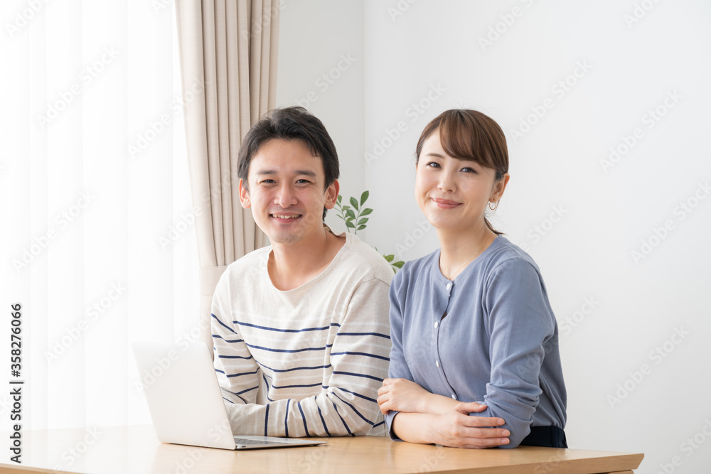 パソコンを見る夫婦