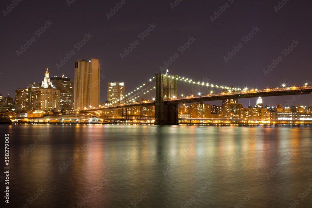 Brooklyn Bridge in New York City im Winter am Abend bei Dunkelheit
