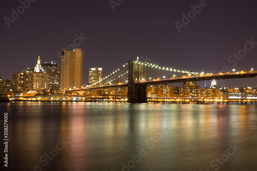 Fototapeta Naklejka Na Ścianę i Meble -  Brooklyn Bridge in New York City im Winter am Abend bei Dunkelheit