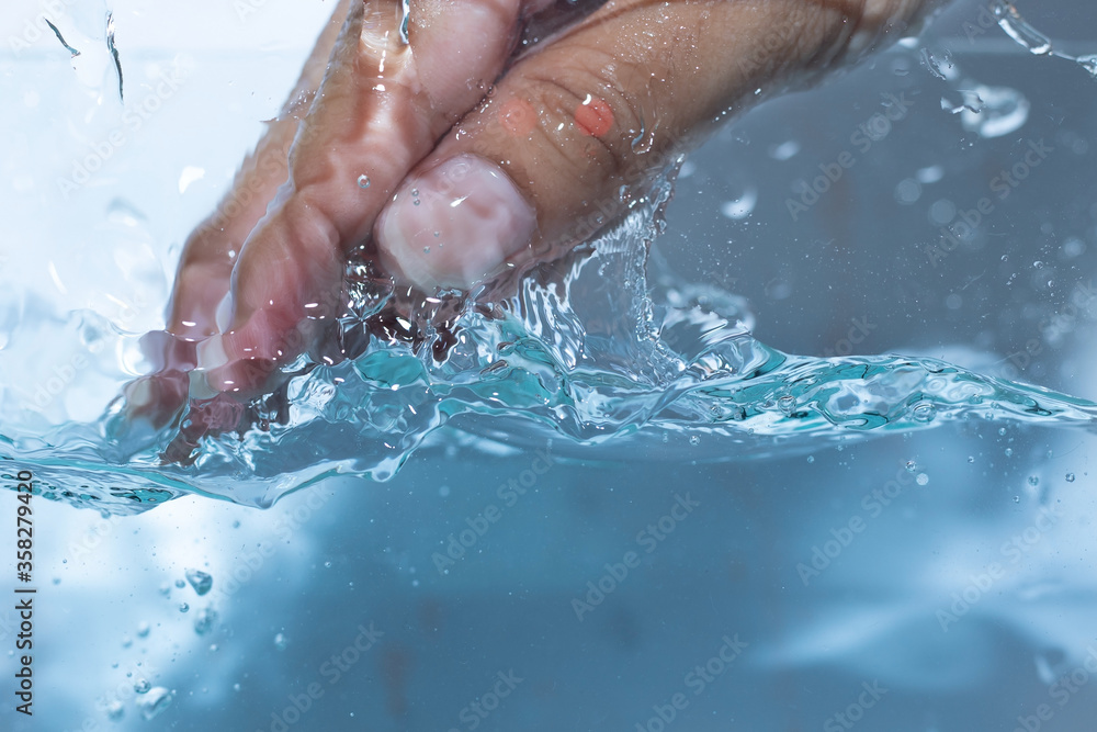 Fototapeta premium Water droplets moving in waves