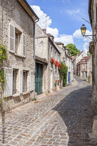 Senlis, rues étroites et environnement architectural médieval