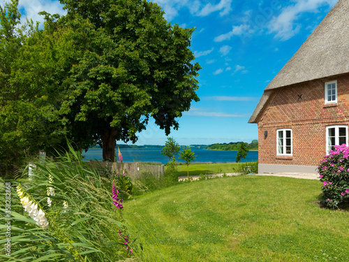 Cuadro en lienzo haus mit reetdach und garten mit Blick auf die Schlei in Schwansen, Schleswig-Ho